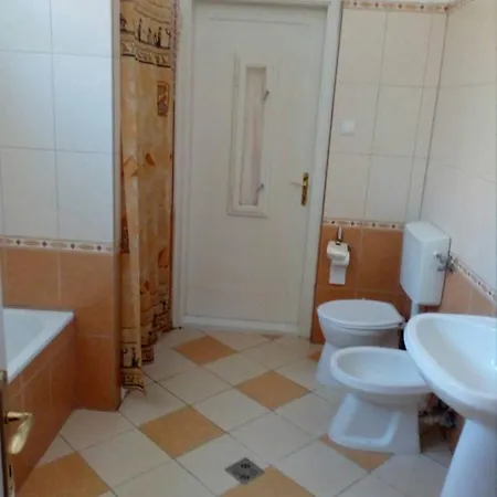 Uj Elet Weekend House