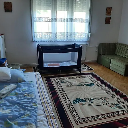 Uj Elet Weekend House