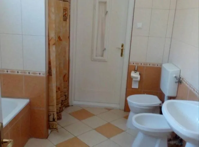 Uj Elet Weekend House